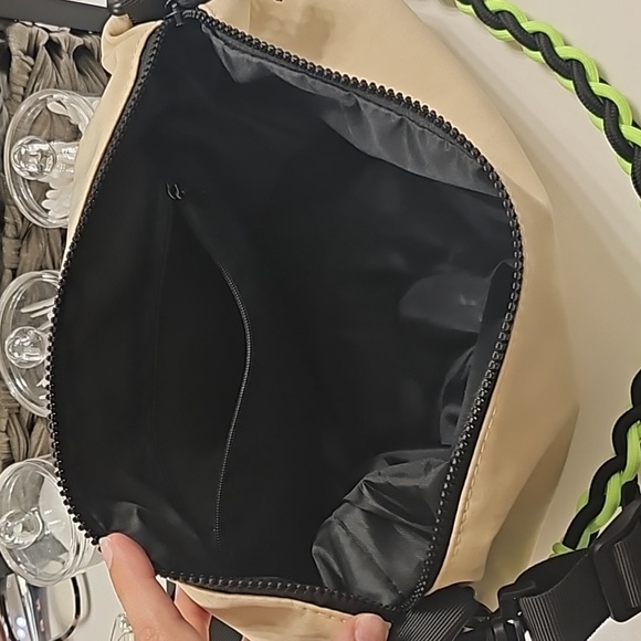 Slouchy tan crossbody - Picture 7 of 8